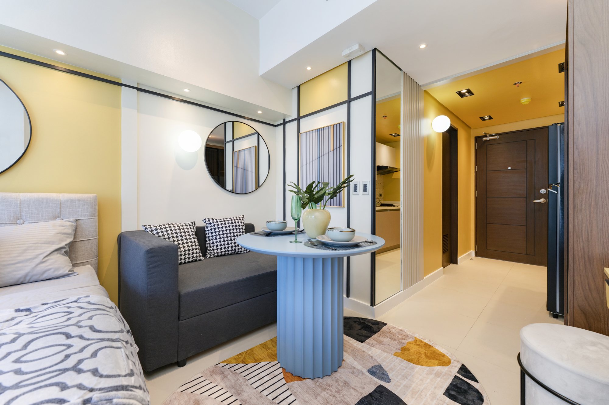 Lounge with sofa and breakfast table